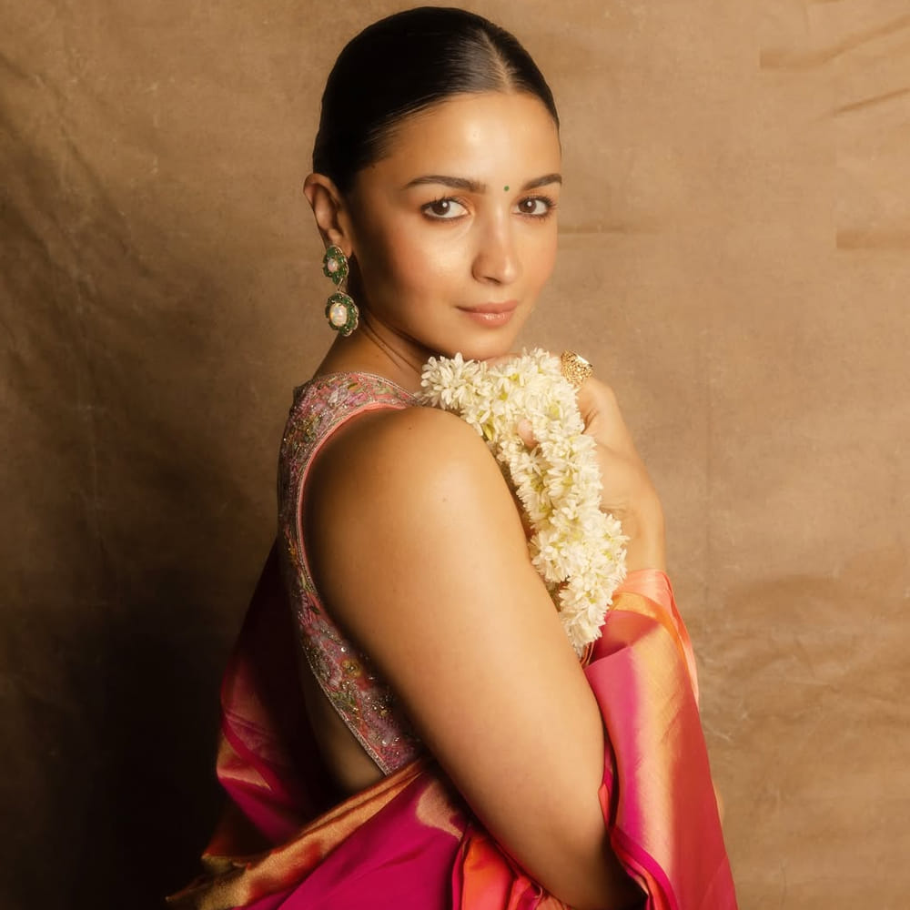 ఎన్టీఆర్, రామ్ చరణ్ ప్రధాన పాత్రలలో నటించిన ఆర్ఆర్ఆర్ సినిమాతో కథానాయికగా తెలుగు తెరకు పరిచయమైంది అలియా. డైరెక్టర్ రాజమౌళి దర్శకత్వం వహించిన ఈ సినిమా ప్రపంచవ్యా్ప్తంగా కలెక్షన్ల సునామీ సృష్టించింది. ఈ మూవీ తర్వాత తెలుగులో మరో సినిమా చేయలేదు. 