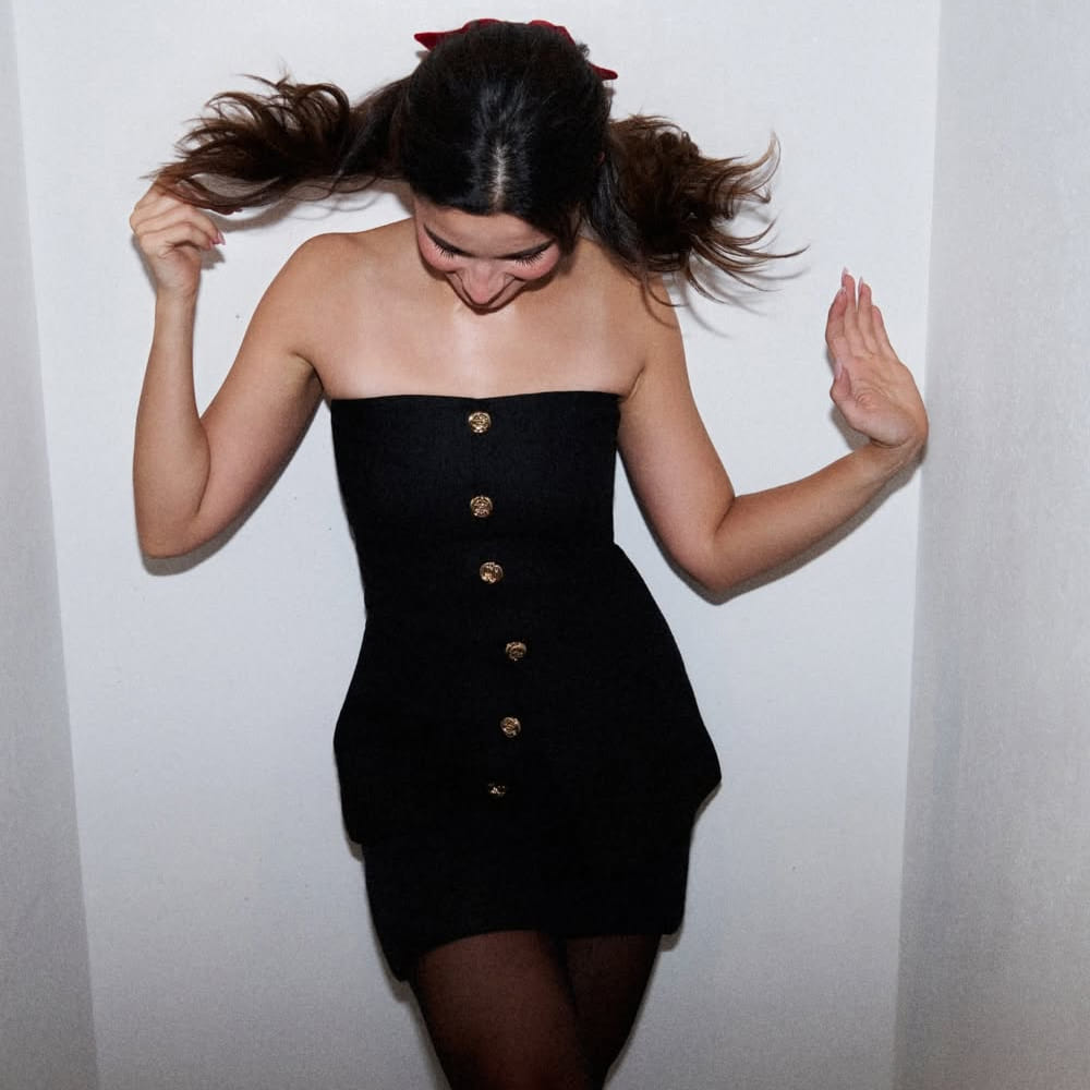 ఆమె తండ్రి పేరు మహేశ్ భట్. బాలీవుడ్ ఇండస్ట్రీలో టాప్ డైరెక్టర్. ఆమె మరెవరో కాదండి హీరోయిన్ అలియా భట్. స్టూడెంట్ ఆఫ్ ది ఇయర్ సినిమాతో హీరోయిన్ గా ఎంట్రీ ఇచ్చింది. ఇందులో సిద్ధార్థ్, వరుణ్ ధావన్ హీరోలుగా నటించారు. ఆ తర్వాత హిందీలో అలియాకు వరుస అవకాశాలు క్యూ కట్టాయి. 