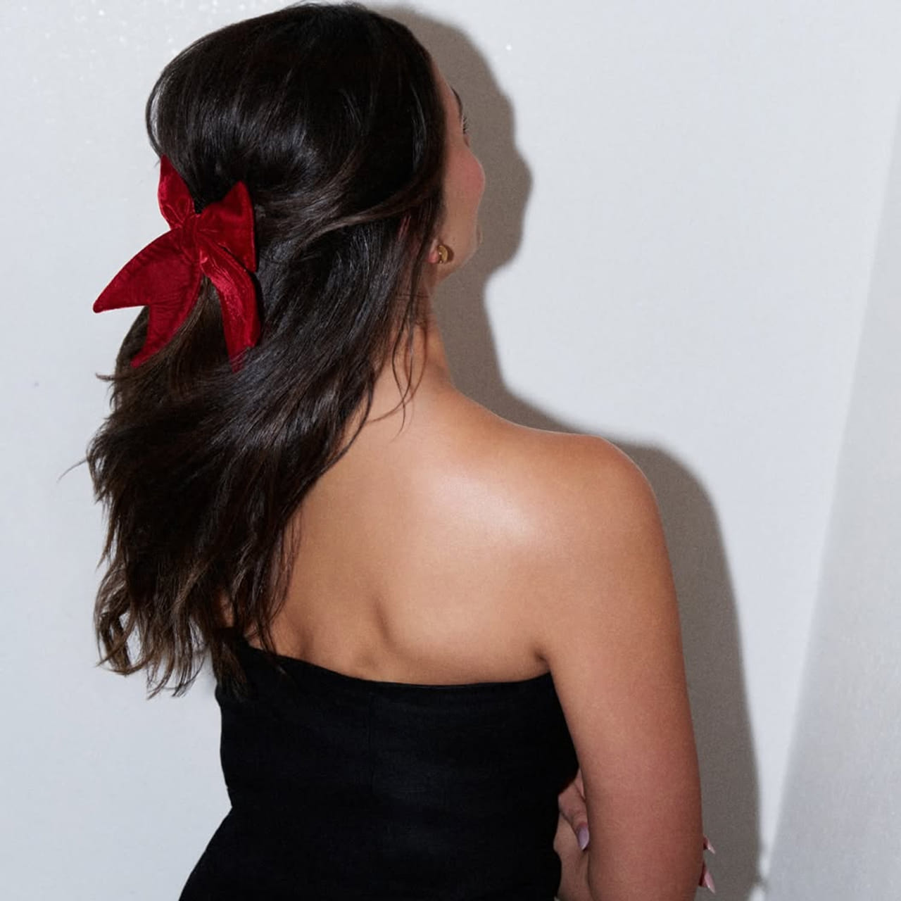 పైన ఫోటోలో కనిపిస్తున్న హీరోయిన్ ఎవరో గుర్తుపట్టారా.. ? 19 ఏళ్లకే కథానాయికగా తెరంగేట్రం చేసింది. మొదటి సినిమాతోనే బ్లాక్ బస్టర్ హిట్ అందుకుంది. ఆ తర్వాత ఆమెకు హిందీ సినిమా పరిశ్రమలో వరుస అవకాశాలు అందుకుంటూ తక్కువ సమయంలోనే తనదైన ముద్ర వేసింది. ఇంతకీ ఆమె ఎవరో మీరు గుర్తుపట్టారా.. ?