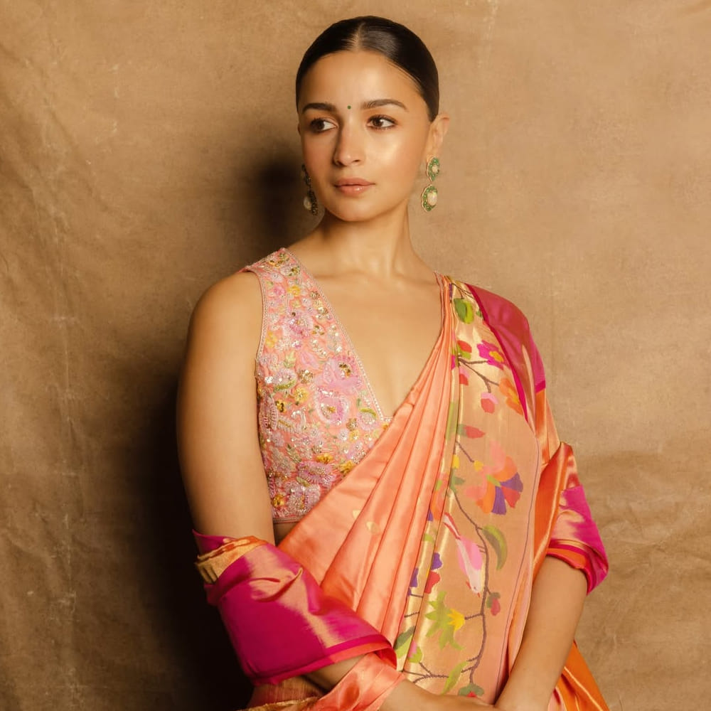 బాలీవుడ్ హీరో రణబీర్ కపూర్ ను ప్రేమించి పెళ్లి చేసుకుంది అలియా. ఈ దంపతులకు రాహా అనే కూతురు జన్మించింది. ప్రస్తుతం సినిమాలు తగ్గించిన అలియా.. ఇప్పుడు బిజినెస్ రంగంపై మరింత శ్రద్ధ పెట్టింది. ఇదిలా ఉంటే.. ప్రస్తుతం అలియా చిన్ననాటి ఫోటోస్ ఇప్పుడు సోషల్ మీడియాలో వైరలవుతున్నాయి. 