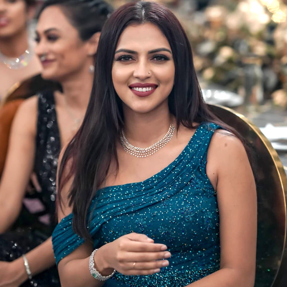 ఆమె మరెవరో కాదు. అమలా పాల్. అల్లు అర్జున్ సరసన ఇద్దరమ్మాయిలతో, రామ్ చరణ్ జోడిగా నాయక్ చిత్రాల్లో నటించి మెప్పించింది. కానీ కెరీర్ మంచి ఫాంలో ఉన్నప్పుడే పెళ్లి చేసుకుంది. ఆ తర్వాత భర్తతో విడాకులు వ్యక్తిగత జీవితంలో సమస్యలతో ఇండస్ట్రీకి దూరంగా ఉండిపోయింది.