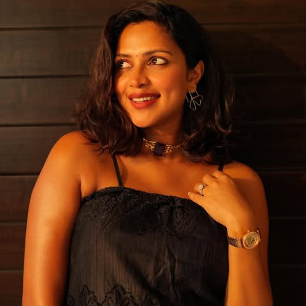 ఇటీవల ఓ ఇంటర్వ్యూలో తన లైఫ్ గురించి మాట్లాడుతూ.. తన పెళ్లి గురించి ఓ జ్యోతిష్యూడు ముందే ఊహించారని అన్నారు. ఆ సమయంలో తనకు బాయ్ ఫ్రెండ్ కూడా లేరని.. ఆ తర్వాతే జగత్ దేశాయ్ తో పరిచయం ప్రేమ, పెళ్లి, ప్రెగ్నెన్సీ అన్నీ త్వరగా జరిగిపోయాయని తెలిపింది.