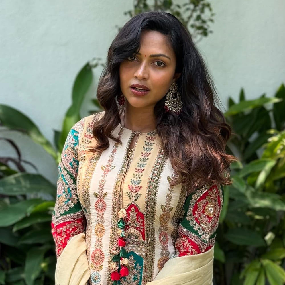 ఒక జ్యోతిష్యుడు తనను కలిసి త్వరలోనే ఆమెకు వివాహం జరుగుతుందని చెప్పారట. ఆ సమయానికి తనకు బాయ్ ఫ్రెండ్ కూడా లేదని.. అసలు పెళ్లి ఎలా జరుగుతుంది అని అనుకున్నానని ఆమె అన్నారు. ఆ తర్వాత జగత్ దేశాయ్ తో పరిచయం ప్రేమ, పెళ్లిగా మారిందని అన్నారు.