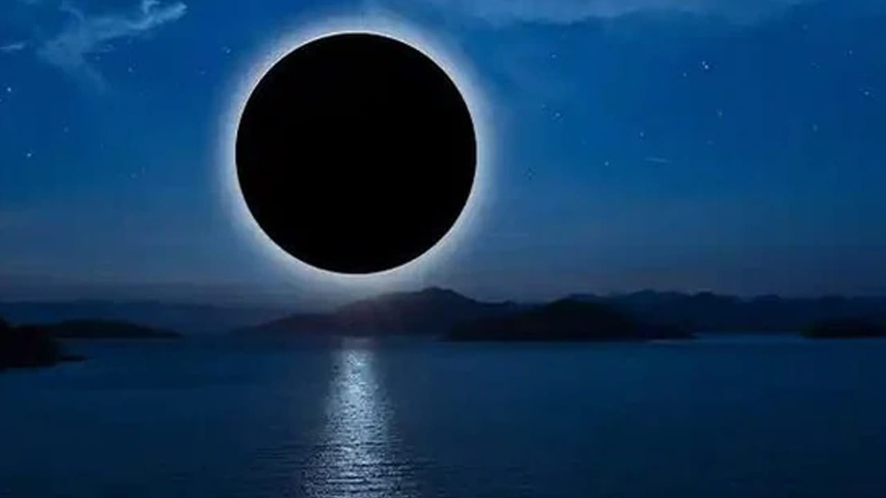 చాలా మంది పెద్ద వారు చెబుతుంటారు, ఆడ పిల్లలు అమావాస్య రోజు, మగ పిల్లలు పౌర్ణమి రోజు జన్మించడం చాలా మంచిదంటారు. కానీ కొంత మంద మాత్రం అమావాస్య రోజున బిడ్డకు జన్మనివ్వడం మంచిది కాదు, ఈ రోజు చీకటి ఎలా ఉంటుందో, పుట్టే పిల్లల జీవితంలో కూడ అలాగే చీకటి ఉంటుందని అంటుంటారు. మరీ దీని గురించి పండితులు ఏం చెబుతున్నారో ఇప్పుడు చూద్దాం.