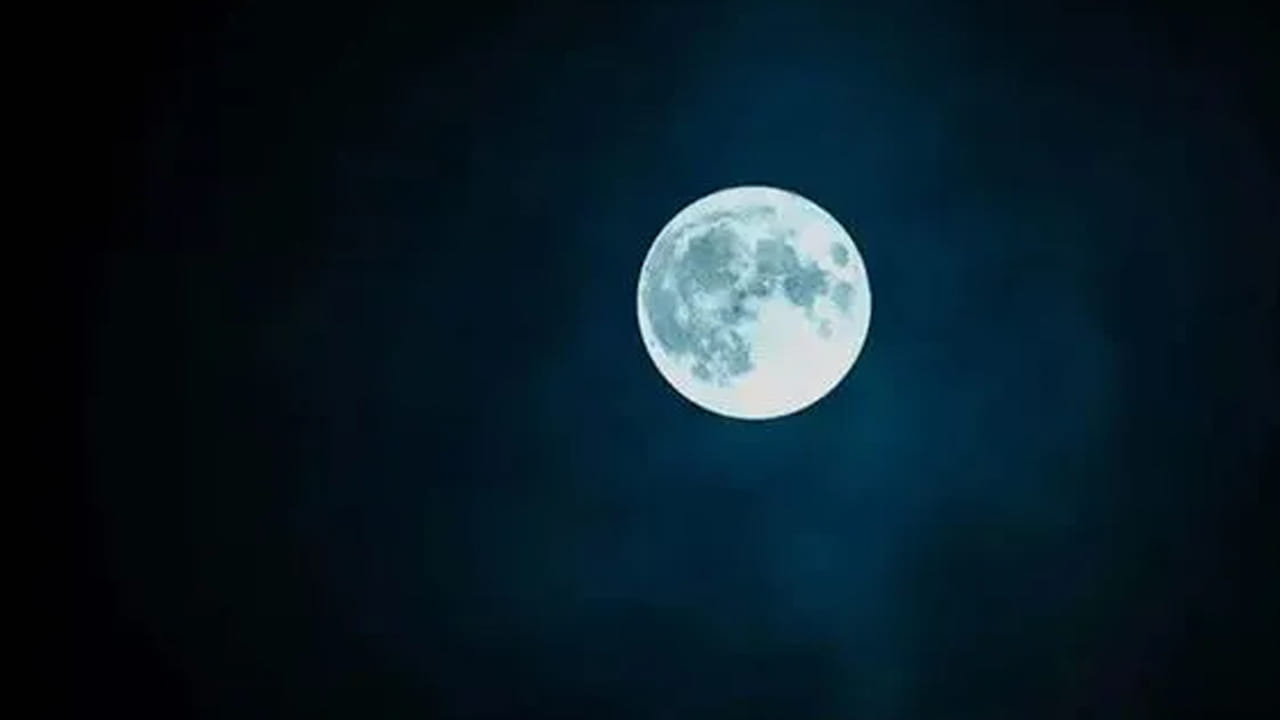 అదే విధంగా పౌర్ణమి రోజున మగ పిల్లలు జన్మించడం చాలా మంచిదంట. వీరు చాలా ప్రకాశవంతమైన తేజస్సుతో జన్మిస్తారు. ఈ సమయంలో జన్మించిన వారు భవిష్యత్తుపై మంచి ఆలోచనతో ఉండటమే కాకుండా, కుటుంబం పట్ల దయ ప్రేమను నిండి ఉంటారంట.