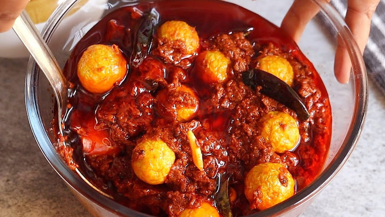 ఇక చివర్లో నూనె వేసుకుని దీనిని ఓ గాజు పాత్రలో వేసుకుని గాలి కొంచం కూడా చొరబడకుండా పెట్టుకోండి. మూడు నుంచి ఐదు రోజుల తర్వాత మళ్ళీ ఒకసారి కలుపుని వేడి వేడి అన్నంలో తింటే రుచిగా ఉంటుంది.