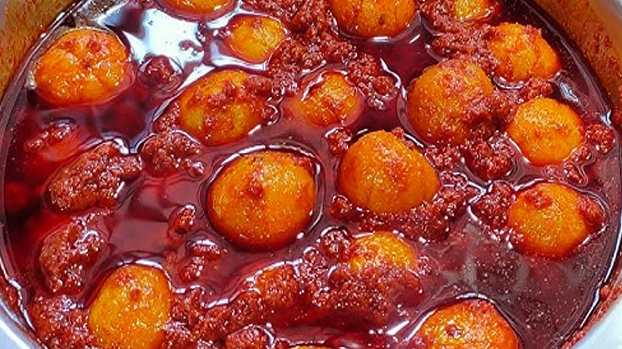 ఇక ఇప్పుడు  స్టవ్ ఆన్ చేసి పాన్ పెట్టి దానిలో ఆయిల్ వేసి  అది వేడయ్యాక  ఎండుమిర్చి, కరివేపాకు, ఆవాల పొడి, జీలకర్ర, వెల్లుల్లి  వేసి రంగు మారే వరకు బాగా వేయించాలి.
