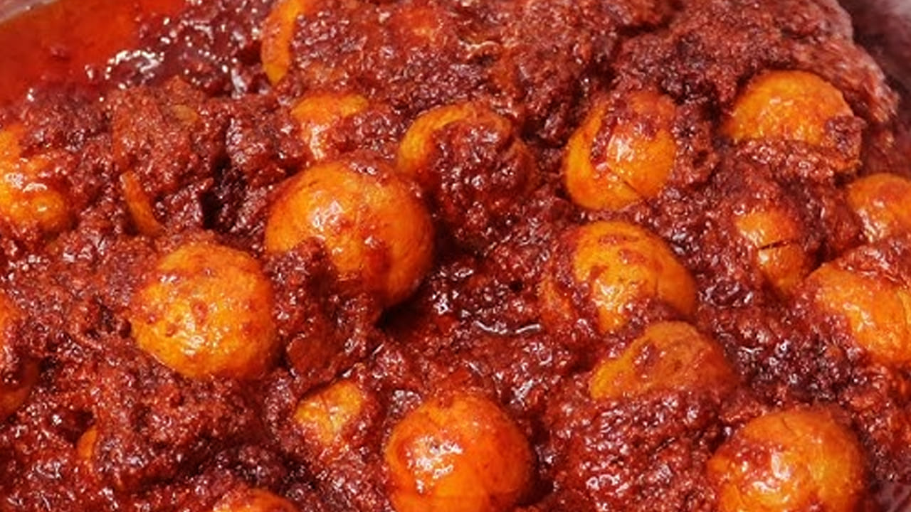 ఆ తర్వాత కట్ చేసిన ఉల్లిపాయలు, పచ్చిమిర్చి ముక్కలు ,  ఒక టేబుల్ స్పూన్ అల్లం వెల్లుల్లి పేస్ట్ వేసి దోరగా వేయించుకోవాలి.
