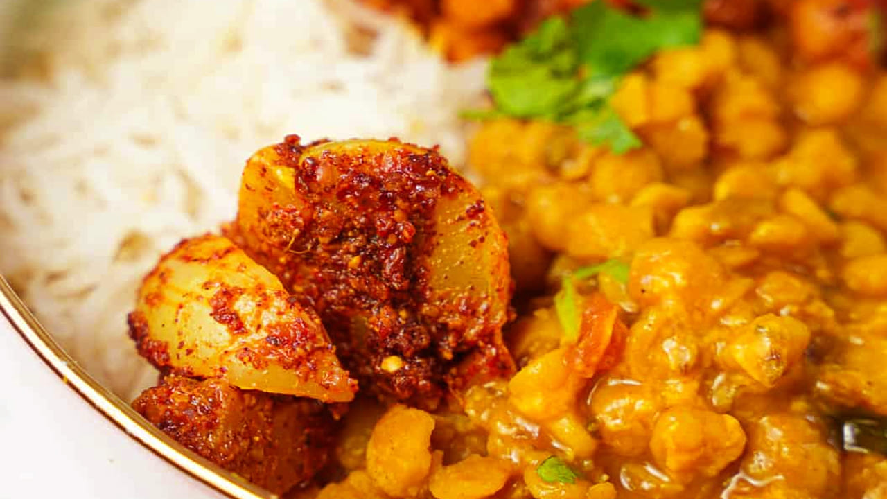 కావల్సిన పదార్ధాలు:  ఉసిరికాయలు,  చిన్న ఉల్లిపాయ,  పచ్చిమిర్చి, కందిపప్పు, 3 టేబుల్ స్పూన్స్ నూనె,  ఆవాలు,  జీలకర్ర,  వెల్లుల్లి పేస్ట్,  కరివేపాకు,  రుచికి సరిపడినంత ఉప్పు, ఒక టేబుల్ స్పూన్  కారం , అర టీ స్పూన్ పసుపు తీసుకోవాలి. 