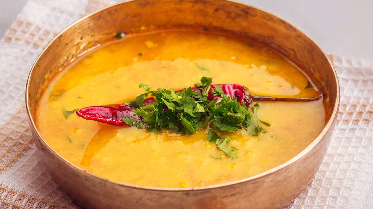 
ఇక చివర్లో  ఉడికించిన పప్పును, ఉసిరికాయలను వేసి మిక్స్ అయ్యేలా కలుపుకోవాలి. దీనిని అలాగే  కొద్దీ నిమిషాలు ఉడక పెడితే ఉసిరికాయ పప్పు రెడీ అవుతుంది. ఇక వేడి వేడి అన్నంలో వడ్డించుకుని తినడమే. 
