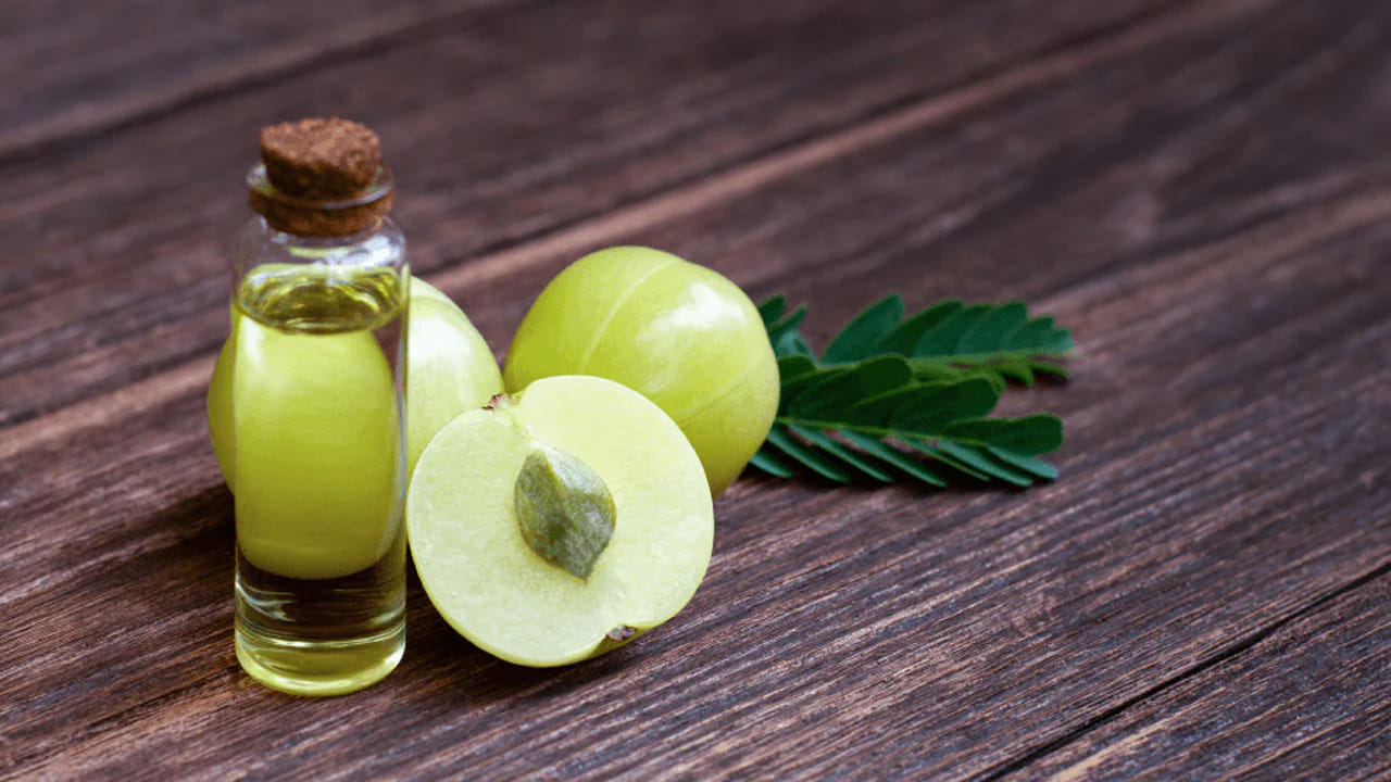 ఉసిరికాయల జ్యూస్ చేసుకుని  అమ్మాయిల డైట్ లో చేర్చుకుంటే జుట్టు వత్తుగా పెరుగుతుంది. అయితే, ఉదయాన్నే లేచి ఇప్పుడు చెప్పబోయే నేచురల్ టిప్స్ ను పాటించండి. జుట్టు రాలడం తగ్గడమే కాకుండా పెరుగుతుంది. 