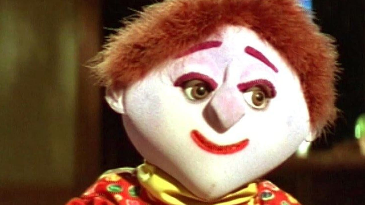 రేలంగి నరసింహారావు దర్శకత్వంలో వచ్చి తెలుగు హర్రర్, కామెడీ చిత్రం అమ్మో బొమ్మ. ఈ మూవీలో కీలక పాత్రల్లో నటుడు రాజేంద్ర ప్రసాద్, సుమన్, సీమ, ఉమ, సత్య ప్రకాశ్ నటించారు. ముఖ్యంగా రాజేంద్ర ప్రసాద్ తన నటనతో ఈ సినిమాకు ప్రాణం పోశారనే చెప్పాలి. ప్రతి సన్నివేశంలో ఆయన తన నటనతో ప్రతి ఒక్కరినీ ఆకట్టుకున్నాడు