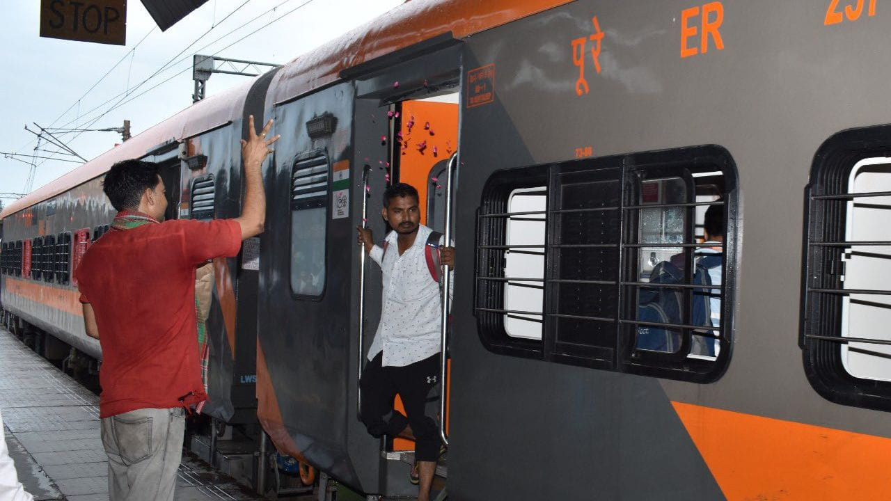 ప్రయాణికులకు రైల్వే శాఖ సూపర్ న్యూస్ అందించింది. రైల్వేశాఖ కొత్త రకం రైళ్లను తీసుకొస్తుంది. ఇప్పటికే సాధారణ వందే భారత్, వందే భారత్ స్లీపర్, అమృత్ భారత్, నమో భారత్ రైళ్లను కొత్తగా ప్రవేశపెట్టిన విషయం తెలిసింది. ఇటీవల బడ్జెట్లో బుల్లెట్ రైళ్ల కారిడార్లను ప్రకటించగా.. రానున్న రెండు, మూడు ఏళ్లల్లో హైస్పీడ్ బుల్లెట్ రైళ్లు అందుబాటులోకి రానున్నాయి.