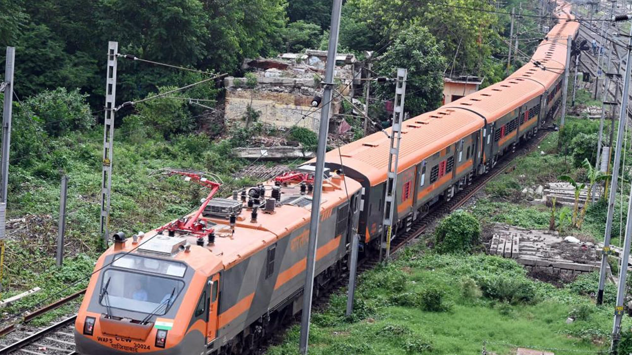 త్వరలో రానున్న అమృత్ భారత్ 3.0 రైళ్లల్లో నాన్ ఏసీతో పాటు ఏసీ కోచ్లు కూడా ఉండనున్నాయి. గంటకు 130 కిలోమీటర్ల వేగంతో ప్రయాణించే సామర్థ్యాన్ని ఇవి కలిగి ఉంటాయి. రైలు రెండు చివర్లలో లోకోమోటివ్లు ఉంటాయి. చెన్నైలోని ఇంటిగ్రేటెడ్ కోచ్ ఫ్యాక్టరీ రెండు అమృత్ భారత్ థర్డ్ వెర్షన్ రైళ్లను తయారు చేస్తోంది.