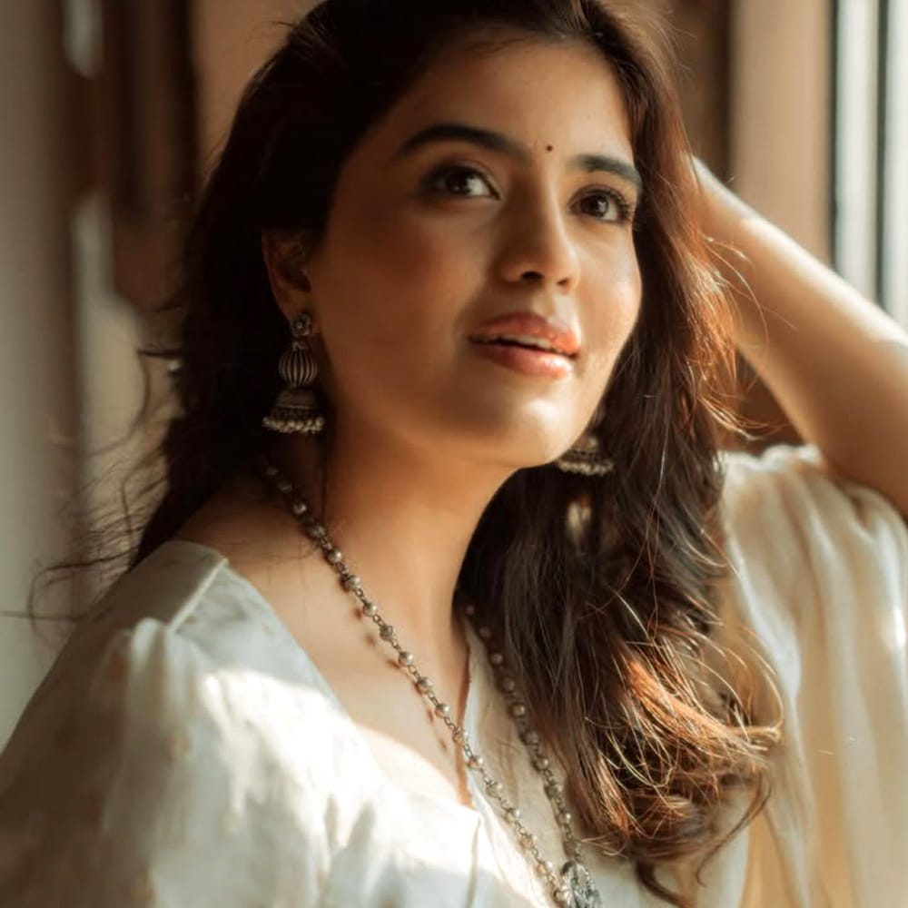 అయితే అంత పెద్ద హిట్ అందుకున్నప్పటికీ ఈ చిన్నదానికి ఆశించిన స్థాయిలో ఆఫర్స్ రావడ లేదు. హనుమాన్ సినిమా తర్వాత అల్లరి నరేష్ తో కలిసి ఓ సినిమా చేసింది. కానీ ఆ సినిమా ప్రేక్షకులను ఆకట్టుకోలేకపోయింది. దాంతో అమృత సైలెంట్ అయ్యింది.