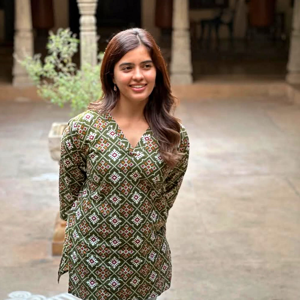 ప్రస్తుతం సోషల్ మీడియాలో ఫోటోలు షేర్ చేస్తూ అభిమానులను ఆకట్టుకుంది ఈ ముద్దుగుమ్మ. అందం, అభినయం ఉన్నా ఈ చిన్నదానికి అవకాశాలు రాకపోవడంతో అభిమానులు నిరాశ వ్యక్తం చేస్తున్నారు. కాగా నెట్టింట మాత్రం ఫ్యాన్స్ ను ఆకట్టుకుంటుంది ఈ చిన్నది.