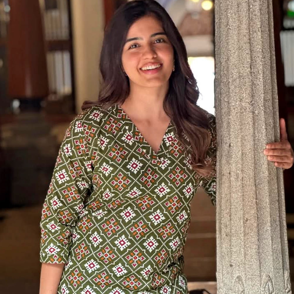  దళపతి విజయ్ హీరోగా నటించిన బిగిల్ సినిమాలో కీలక పాత్రలో నటించింది అందాల భామ  అమృత అయ్యార్. అలాగే తమిళ్ లో పదైవీరన్ సినిమాతో హీరోయిన్ గా వెండితెరకు పరిచయమైంది. అలాగే రామ్ పోతినేని జోడిగా రెడ్ సినిమాతో తెలుగు తెరకు పరిచయమైంది.