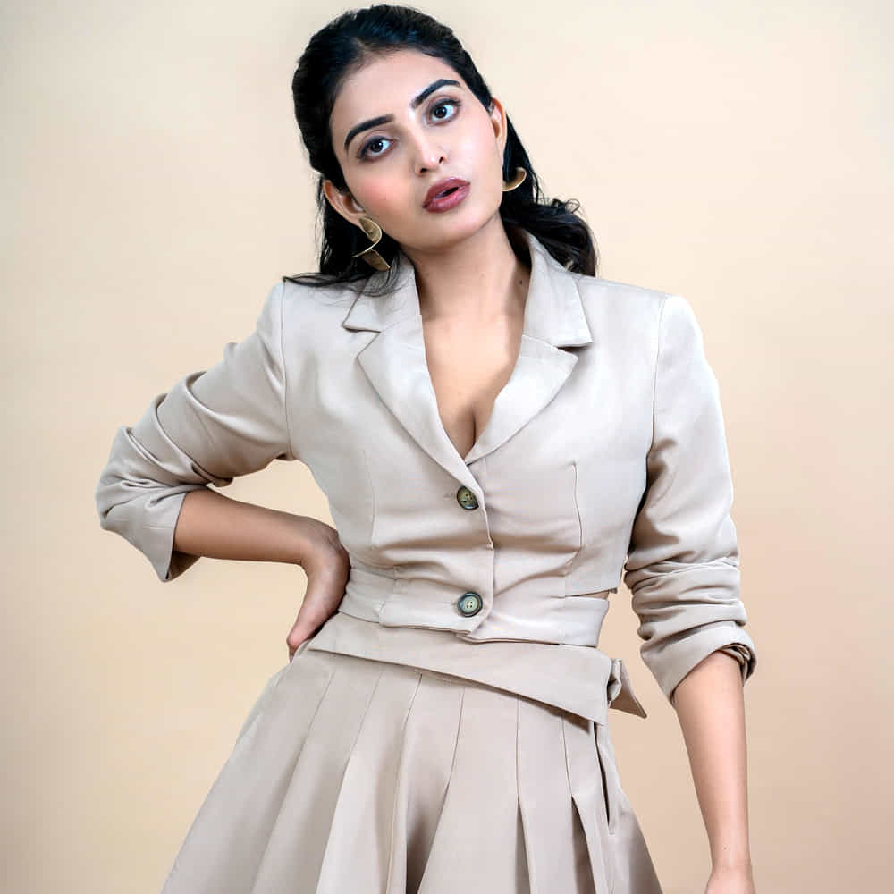 అయితే జాబ్ చేస్తూనే షార్ట్ ఫిల్మ్స్ లో నటించింది. షాదీ అనే షార్ట్ ఫిల్మ్ లో నటించినందుకు ఆమెకు ఉత్తమ నటిగా సైమా అవార్డ్ అందుకుంది. ఆ తర్వాత ప్రియదర్శితో కలిసి మల్లేశం అనే సినిమాతో ఇండస్ట్రీలోకి అడుగు పెట్టింది. పవన్ కల్యాణ్ వకీల్ సాబ్ తో మంచి గుర్తింపు తెచ్చుకుంది.