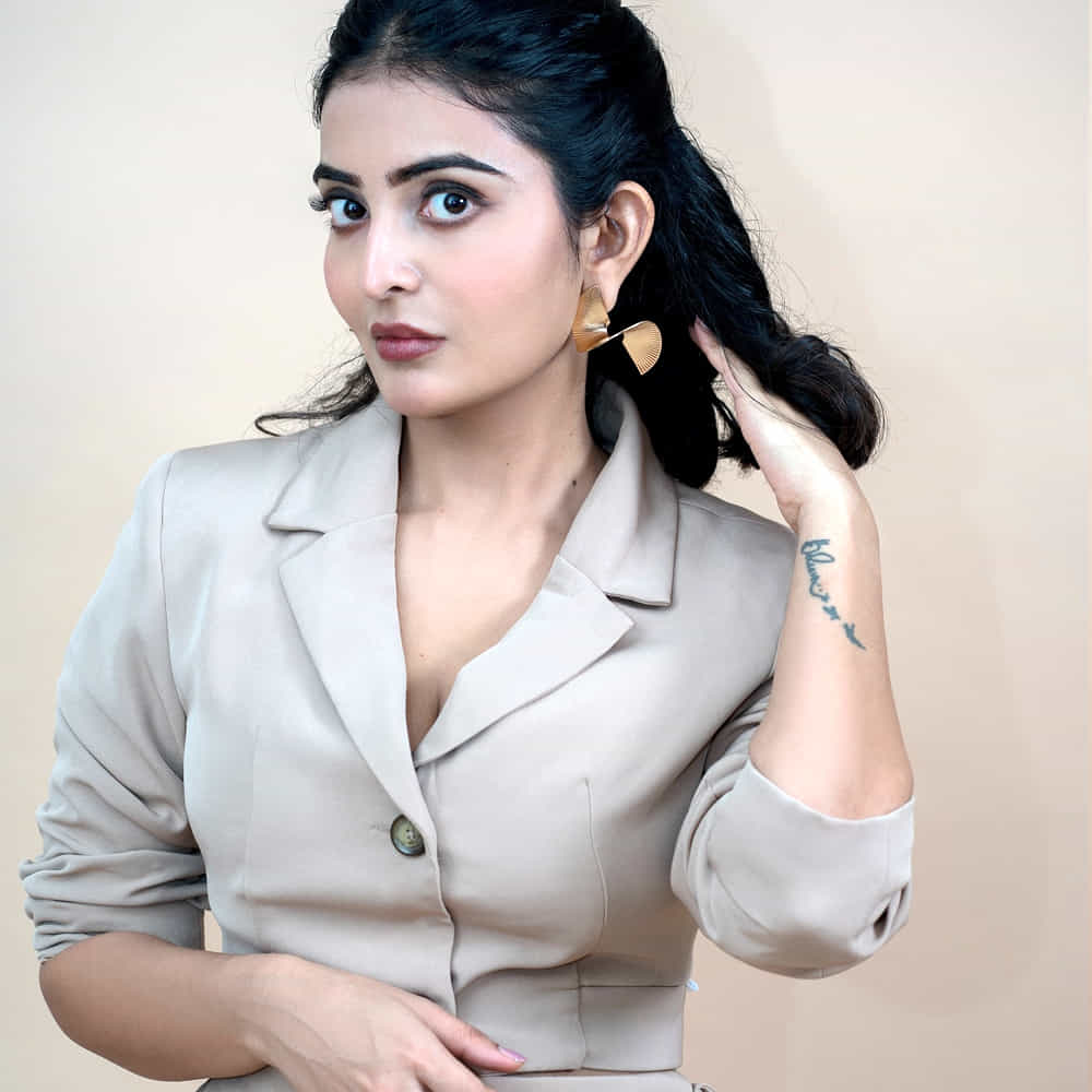 బ్యాక్ టు బ్యాక్ సినిమాలు చేస్తున్నపటికీ సక్సెస్ మాత్రం అందుకోలేకపోయింది ఈ అందాల భామ. దాంతో ఈ చిన్నది సోషల్ మీడియాలో చాలా యాక్టివ్ గా ఉంటుంది. రెగ్యులర్ గా ఫోటోలు షేర్ చేస్తూ మెప్పిస్తుంది ఈ అమ్మడు. తాజాగా ఈ బ్యూటీ షేర్ చేసిన ఫోటోలు మెప్పిస్తున్నాయి. 