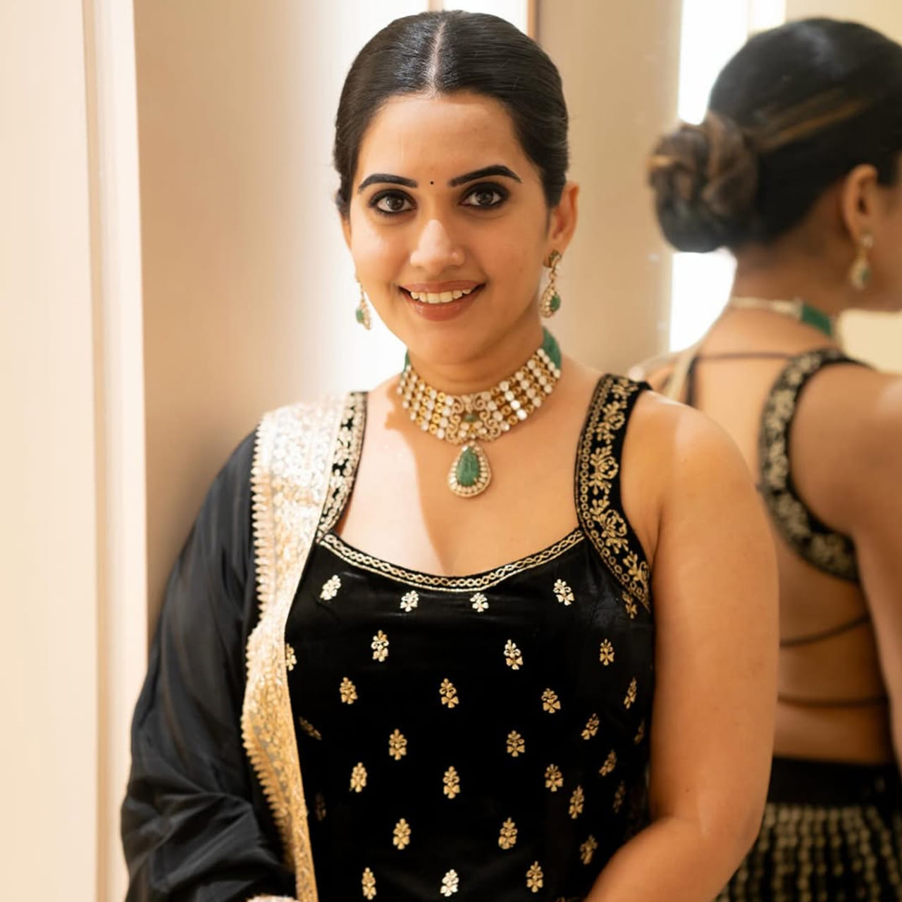 బిగ్ బాస్ షో ద్వారా ఫేమ్ సంపాదించుకున్న స్రవంతి.. ఇప్పుడు సినిమా ఈవెంట్స్, షోస్ అంటూ ఫుల్ బిజీగా ఉంటుంది. అలాగే అటు సోషల్ మీడియాలో రెగ్యులర్ ఫోటోస్ షేర్ చేస్తూ నెటిజన్స్ ను ఆకట్టుకుంటుంది. గ్లామర్ ఫోటోషూట్లతో హీరోయిన్లకు మించిన ఫాలోయింగ్ సంపాదించుకుంది. 