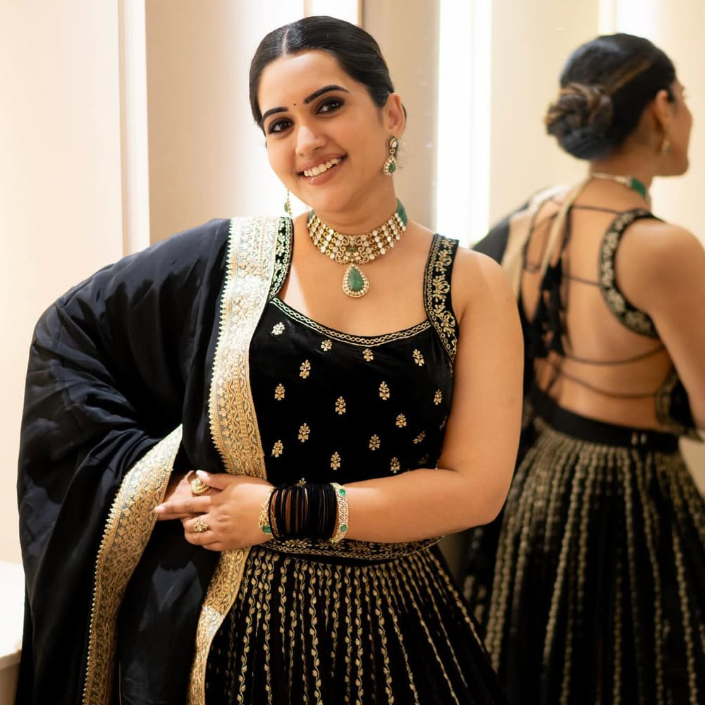 కర్నూల్, అనంతపూర్ వైపు మాస్ క్రౌడ్ ఉంటుందని.. ముఖ్యంగా కాలేజీ వేడుకలకు అందరూ అబ్బాయిలే వస్తారని..కేవలం ఒక హీరో మాత్రమే వస్తాడని అన్నారు. లేడీ ఆర్టిస్టులు ఎక్కువగా ఉండరని.. కేవలం యాంకర్ మాత్రమే ఉంటుందని .. అలాంటి ఈవెంట్స్ నుంచి బయటపడితే చాలు అనిపిస్తుందని తెలిపింది. 