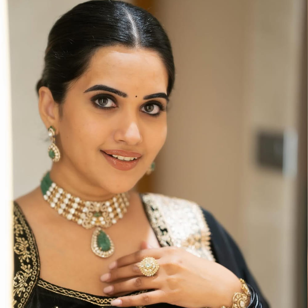 ఒక ఈవెంట్ లో తన చెయ్యి పట్టుకుని డైమండ్ రింగ్ లాగేసారని తెలిపింది. తన రింగ్ పోయిందని.. అలాగే చున్నీ సైతం చిరిగిపోయిందని తెలిపింది. అలాంటి పరిస్థితులు చూశానని.. అక్కడ మనం ఏం చేయలేమని చెప్పుకొచ్చింది. 