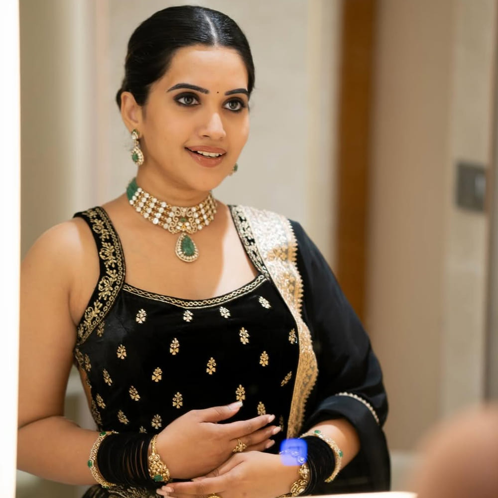  ఒకసారి తన అసిస్టెంట్ ఫోన్ పోయిందని.. విరూపాక్ష ప్రమోషన్లకు వెళ్లినప్పుడు దాదాపు 500 మంది అబ్బాయిలు తన చుట్టూ ఉన్నారని.. ఆ సమయంలో హీరో సాయి ధరమ్ తేజ్ జాగ్రత్తగా బయటకు తీసుకెళ్లారని.. ఆ రోజు ఆయన లేకపోతే నతకు కష్టమే అని తెలిపింది. 