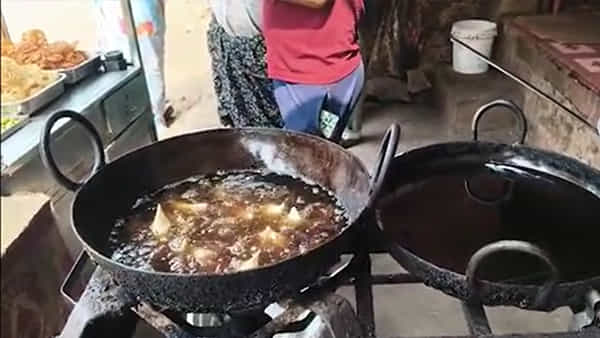Andhra: చిరుతిళ్లు ఇష్టంగా లాగించేస్తున్నారా.? లోనికి వచ్చి చూడగా అధికారులే బిత్తరపోయారు