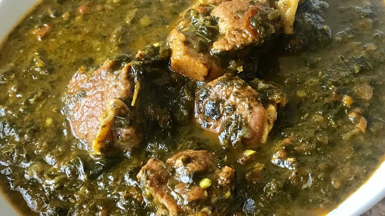 ముందుగా గోంగూర ఆకులను తీసుకుని వాటిని నీటితో శుభ్రం చేసిన పాన్ లో నూనె వేసి ఉడికించి రొటీలో పేస్ట్ అయ్యే వరకు రుబ్బుకోవాలి.