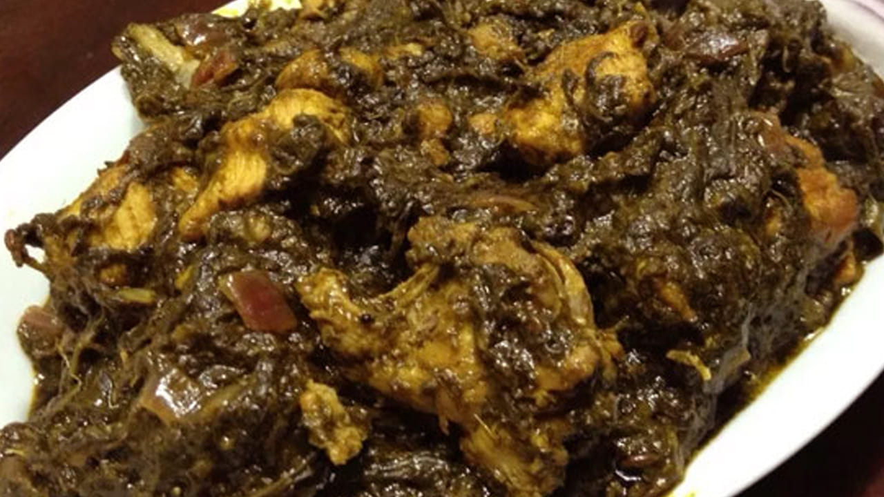 ఇప్పుడు కుక్కర్ ను తీసుకుని స్టవ్ మీద పెట్టి రెండు టేబుల్ స్పూన్స్ ఆయిల్ వేసి దానిలో ఉల్లిపాయ ముక్కలు, పచ్చిమిర్చి ముక్కలు, కరివేపాకు ఆకులు, ఒక టేబుల్ స్పూన్ అల్లం వెల్లుల్లి పేస్ట్ వేసి బంగారు రంగు మారే వరకు వేయించాలి.