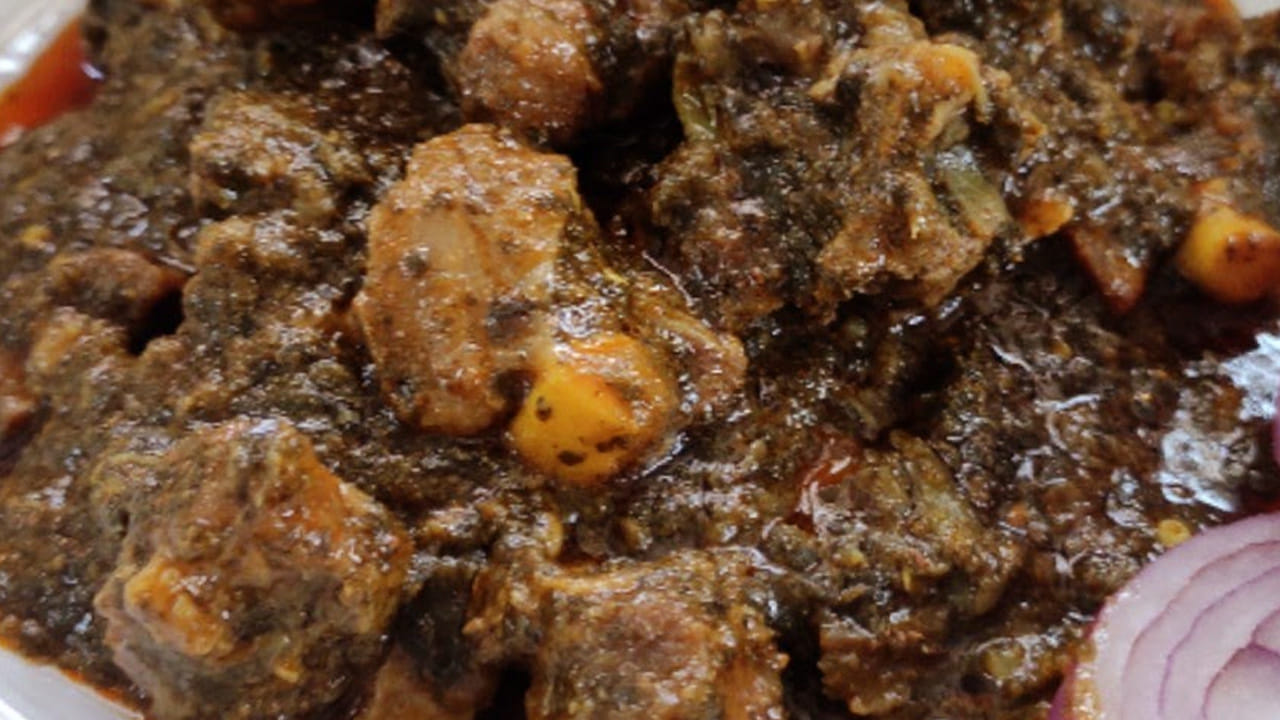 ముందుగా కడిగి పక్కన పెట్టుకున్న మటన్ తీసుకుని చిటికెడు పసుపు, ఒక టేబుల్ స్పూన్ కారం రుచికి సరిపడా ఉప్పు వేసి 15 నిముషాలు పాటు కుక్కర్ లోనే వేయించాలి