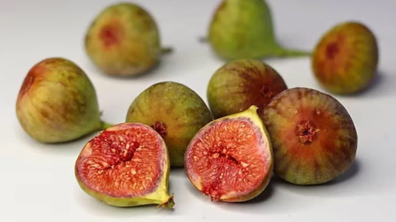 మేడి పండును అత్తిపండు, అంజీర్ పండు అని కూడా అంటారు. దీనిని తినడం వలన అనేక ఆరోగ్య ప్రయోజనాలు ఉన్నాయి. ముఖ్యంగా మేడి పండులో ఫైబర్, కాల్షియం, మినరల్స్ పుష్కలంగా ఉంటాయి. అందువలన మేడి పండు తినడం చాలా మంచిది అంటారు. ముఖ్యంగా రక్తహీనత సమస్యతో బాధపడేవారు దీనిని తినడం వలన హిమోగ్లోబిన్ త్వరగా పెరుగుతుందని చెబుతుంటారు.