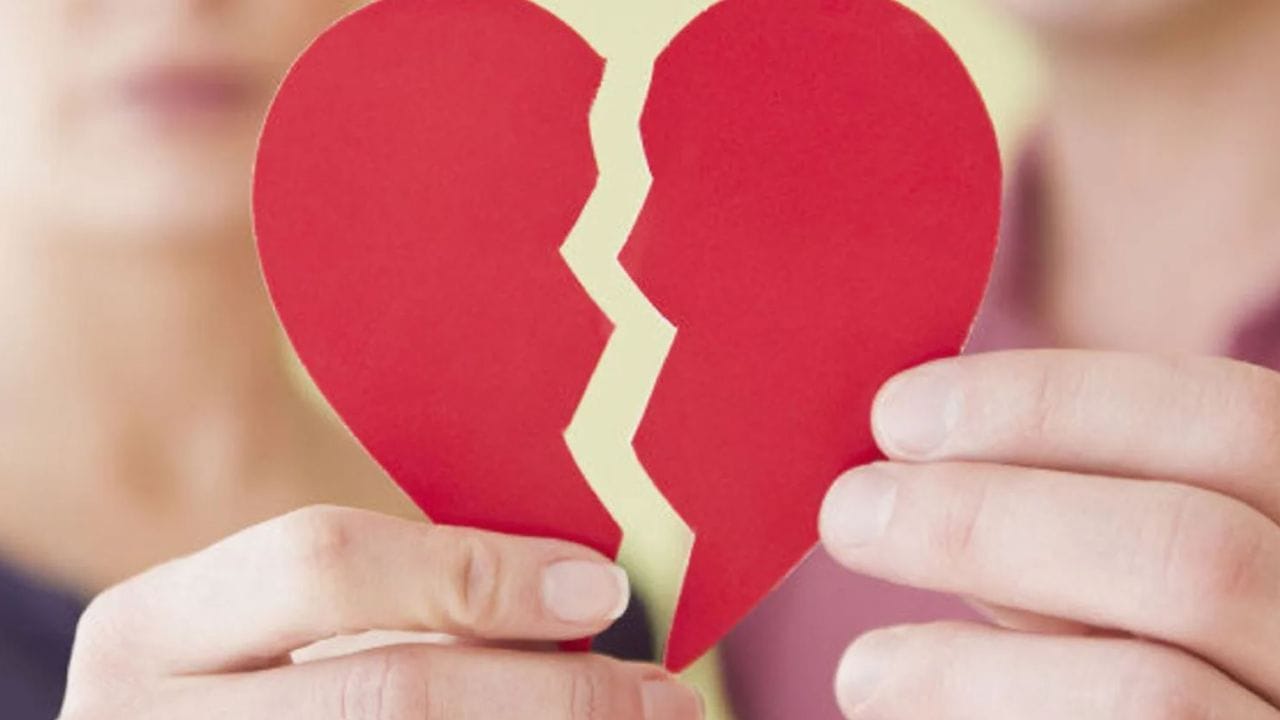 Anti-Valentine Week 2026: ఫిబ్రవరి 15 నుంచి ‘యాంటీ వాలెంటైన్స్ వీక్’ సందడి.. స్లాప్ డే నుంచి బ్రేకప్ డే వరకు Anti-Valentine Week 2026: ఫిబ్రవరి 15 నుంచి ‘యాంటీ వాలెంటైన్స్ వీక్’ సందడి.. స్లాప్ డే నుంచి బ్రేకప్ డే వరకు