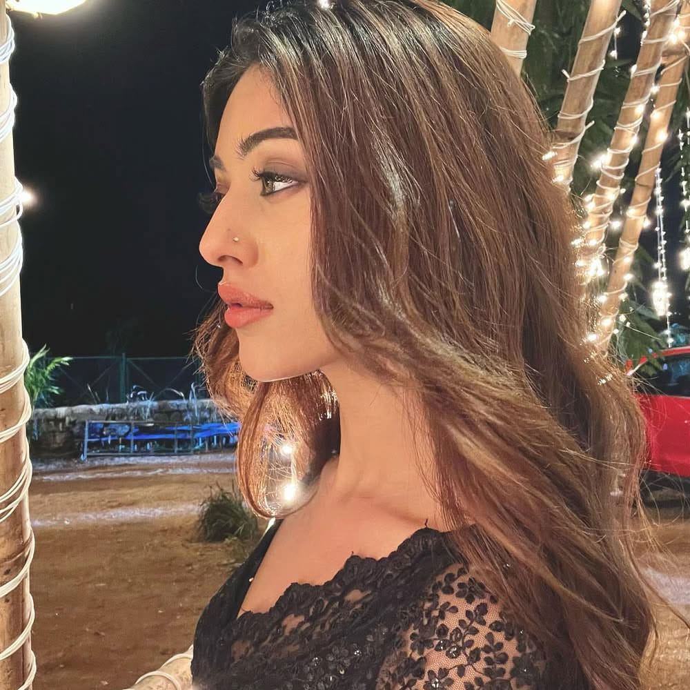 ఆమె మరెవరో కాదు.. హీరోయిన్ అను ఇమ్మాన్యుయేల్. ఇప్పటివరకు తెలుగులో చాలా సినిమాల్లో నటించింది. కానీ ఇప్పటివరకు కేవలం ఒక్క హిట్టు అందుకుంది. ఆ తర్వాత వరుస అవకాశాలు వచ్చాయి. ఇప్పుడు సినిమాలకు దూరంగా ఉంటుంది. 