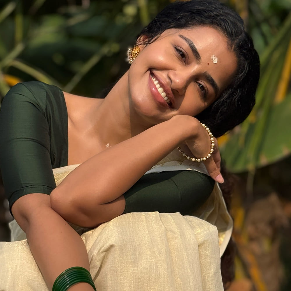 ఆతర్వాత హీరోయిన్ గా వరుసగా సినిమాలు చేసింది. ప్రేమమ్ సినిమాలో నాగ చైతన్యకు జోడిగా నటించింది. ఈ సినిమా మంచి విజయాన్ని అందుకుంది. దాంతో అనుపమకు ఆఫర్స్ క్యూ కట్టాయి. వరుసగా సినిమా ఆఫర్స్ అందుకుంటూ బిజీగా మారిపోయింది. 