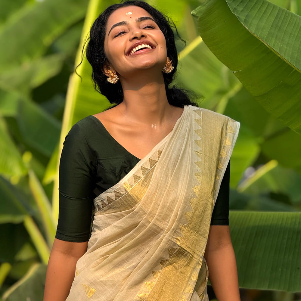 అఆ సినిమాతో తెలుగు ప్రేక్షకులకు పరిచయం అయ్యింది అందాల భామ అనుపమ పరమేశ్వరన్. ఈ సినిమాలో సెకండ్ హీరోయిన్ గా నటించింది. సినిమాలో ఆమె కనిపించింది కొంచం సేపే అయినా తన నటనతో ఆకట్టుకుంది ఈ ముద్దుగుమ్మ. 