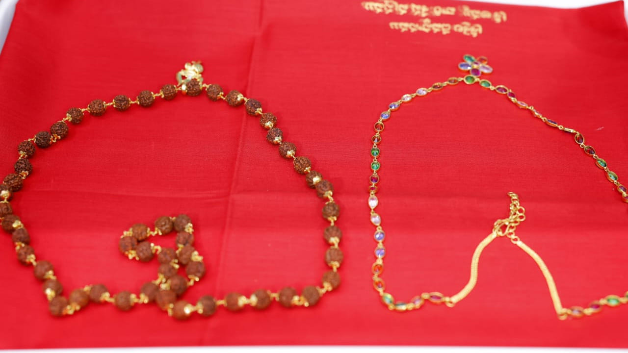 శ్రీశైల భ్రమరాంబ మల్లికార్జున స్వామివార్లకు బంగారు వజ్ర వెండి ఆభరణాలు ఇతర కానుకలు భారీ ఎత్తున భక్తులు సమర్పించుకుంటున్నారు అందులో భాగంగానే తాజాగా ఎమ్మెల్యే గల్లా మాధవి కుటుంబీకులు బంగారంతో తయారు చేసిన రుద్రాక్ష మాల, బంగారు హారం కానుకగా సమర్పించారు