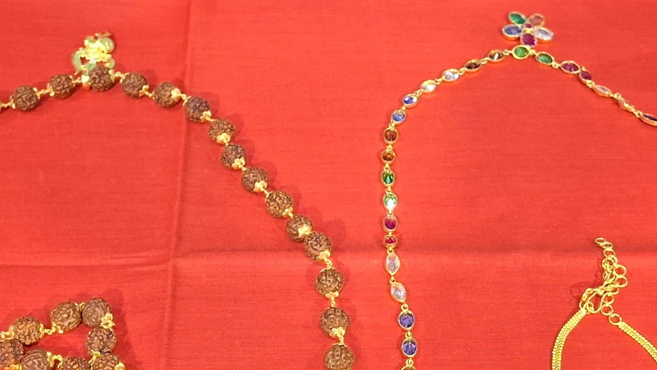 అనంతరం అమ్మవారి ఆశీర్వచన మండపంలో వేదాశీర్వచనంతో శ్రీస్వామి అమ్మవార్ల శేషవస్త్రాలను, ప్రసాదాలు ఆలయ పూజారులు దాతలకు అందజేయడం జరిగింది.