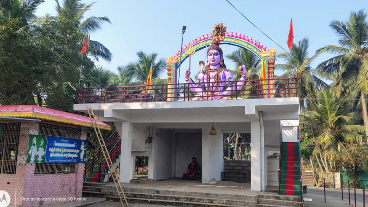 విగ్రహ న్ని తీసుకెళ్లేందుకు శివలింగం చుట్టూ లోతుగా తవ్వినా శివలింగం అంతం కనపడక పోవడం తవ్వే క్రమంలో స్వామివారి లింగానికి గుణపపుపోట్లు తగలడంతో రక్తం ఏరులై కారడంతో శివ లింగాన్ని కోట వద్దకు తీసుకెళ్లే ప్రయత్నాన్ని రాజులు విరమించుకున్నట్లు పూర్వీకులు కథన. ముఖ్యంగా ఈ విగ్రహం ఎండకు ఎండుతూ, వానకు తడుస్తూ ఉండటమే ఈ స్వయంభూ లింగేశ్వరు డుకు ఇష్టమని భక్తులు చెబుతారు.
