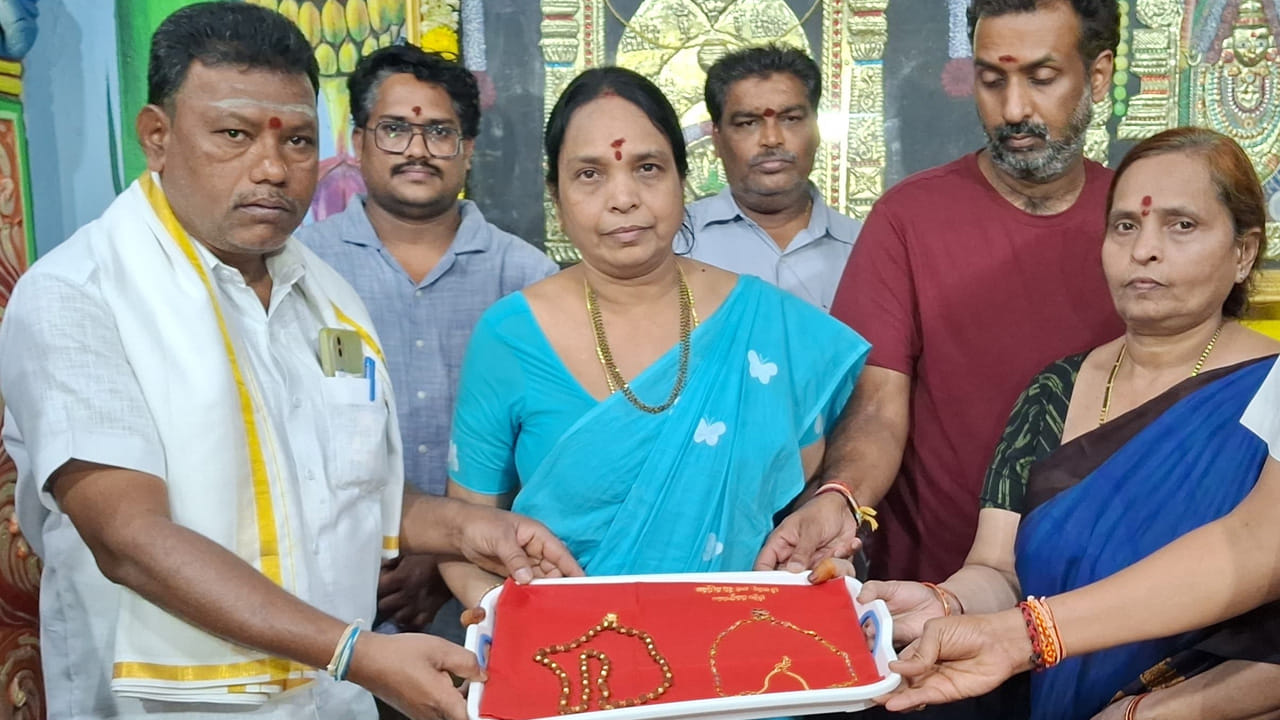 శ్రీశైలం దేవస్థానానికి బంగారు రుద్రాక్ష రుద్రాక్ష బంగారు హారం విరాళంగా ఇచ్చారు భక్తులు. బాపట్ల కు చెందిన దాతలు మాధవి కుటుంబ సభ్యులు 43 గ్రాముల బంగారు రుద్రాక్ష మాల,30 గ్రాముల బంగారు హారం విరాళంగా స్వామి వారికి అందజేశారు. 