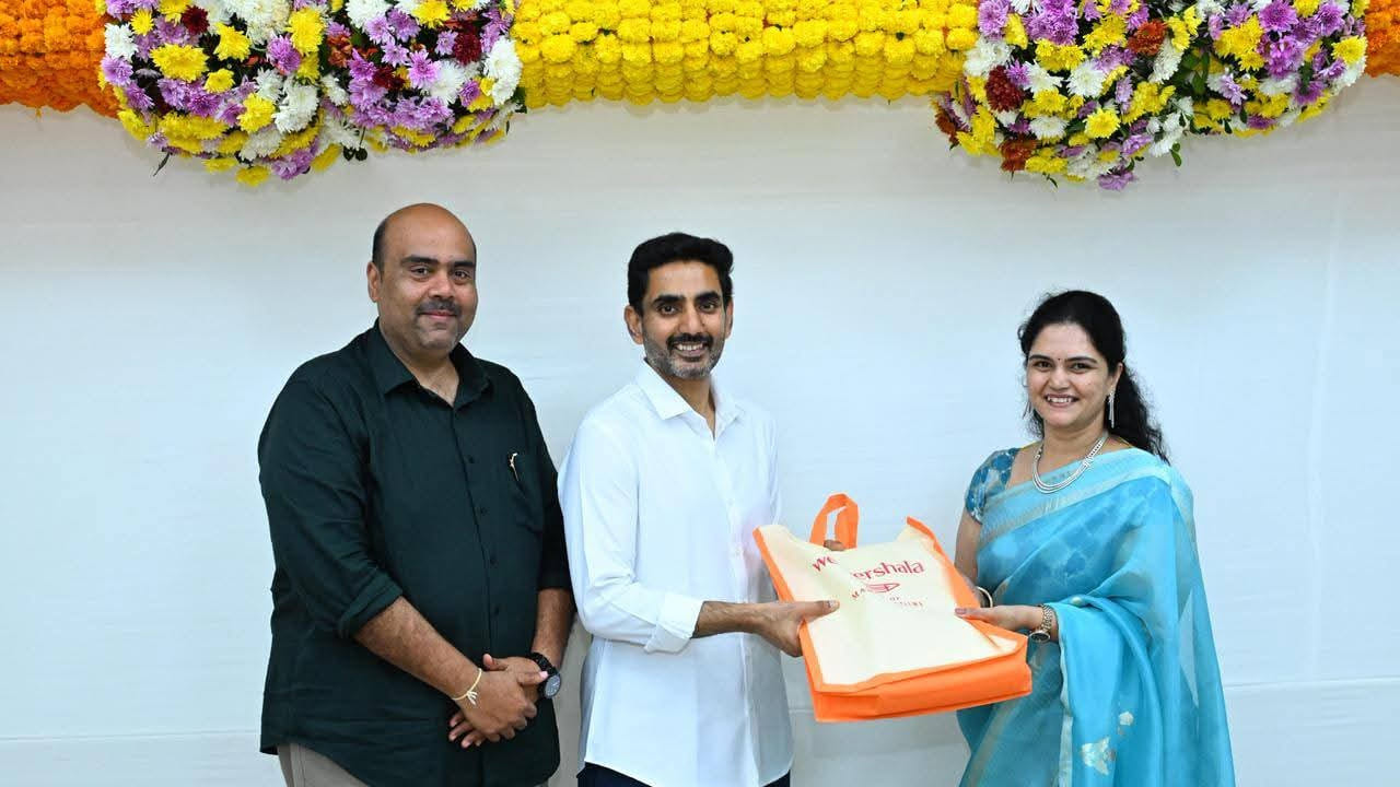  ఘోష విధానం అంటే రాజ కుటుంబ మహిళలు బయటకు రావద్దనే సంప్రదాయం. అలాంటి ఘోష పద్దతి వారి రాజరిక వ్యవస్థకు ప్రతిబింబంగా కొనసాగిస్తూ వస్తున్నారు. ఇప్పటికీ ఆ విధానం పాటించబడుతోంది. గుడికి వెళ్లినా, ఇతర ప్రదేశాలకు వెళ్లినా రాజవంశ సంస్థాన మహిళలు బయటవారికి కనిపించకుండా చుట్టూ పరదాలు కట్టి తీసుకెళ్లటం అనవాయితీ. ఈ ఆనవాయితీ అందరికీ ఆశ్చర్యానికి గురి చేస్తుంటుంది. అందుకే బొబ్బిలి అంతఃపురంలో ఉండే రాణిలను ఇప్పటి వరకు ప్రజలు ఎవరూ చూడలేదు.