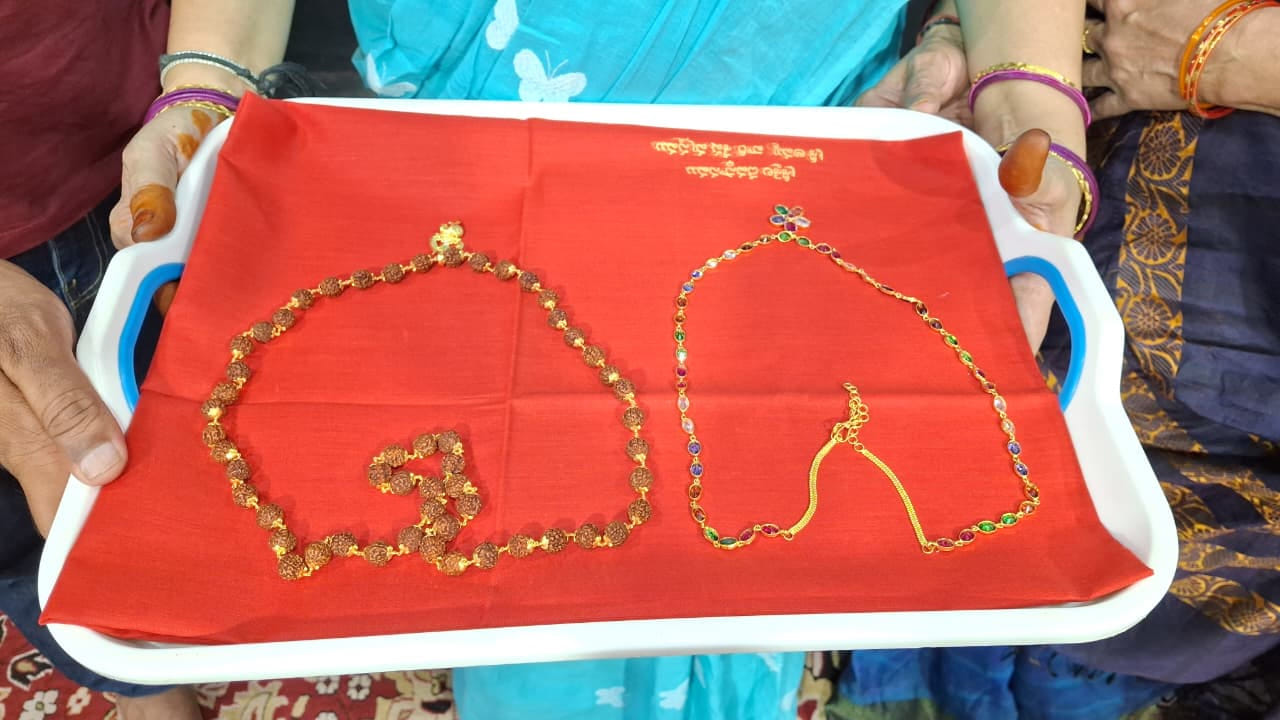  నంద్యాల జిల్లా ప్రముఖ పుణ్యక్షేత్రమైన శ్రీశైలం దేవస్థానానికి బాపట్ల మాధవి కుటుంబ సభ్యులు బంగారు రుద్రాక్షమాల,బంగారు హారాన్ని దేవస్థానానికి విరాళంగా సమర్పించారు. వీటిలో 43 గ్రాముల బంగారంతో రుద్రాక్షమాలతో పాటు త్రిశూలం, ఢమరుకం చేయించినట్లు దాత తెలిపారు.