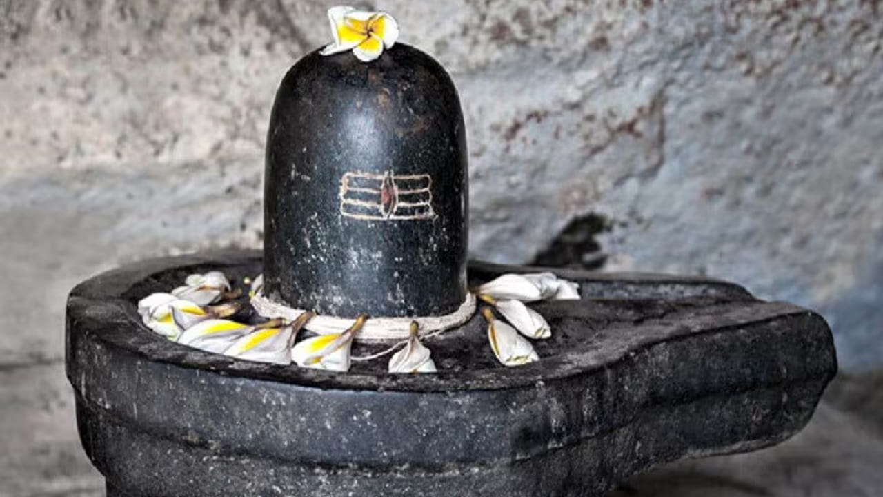 అయితే శివరాత్రి ఉత్సవా‌లను పురస్కరించుకుని ఈ ఆలయం పై వేసిన చలువు పందిర్లు అగ్నికి ఆహుతి అయ్యిందని నాటి నుండి శివరాత్రి సమయంలో వేసే చలువ పందిరులు విగ్రహం పై వేయరు. ఎండకు ఎండుతూ వానకు తడుస్తూ ఉండే ఈ స్వామివారిని నేరుగా భక్తులు తాకి పూజిస్తారు.