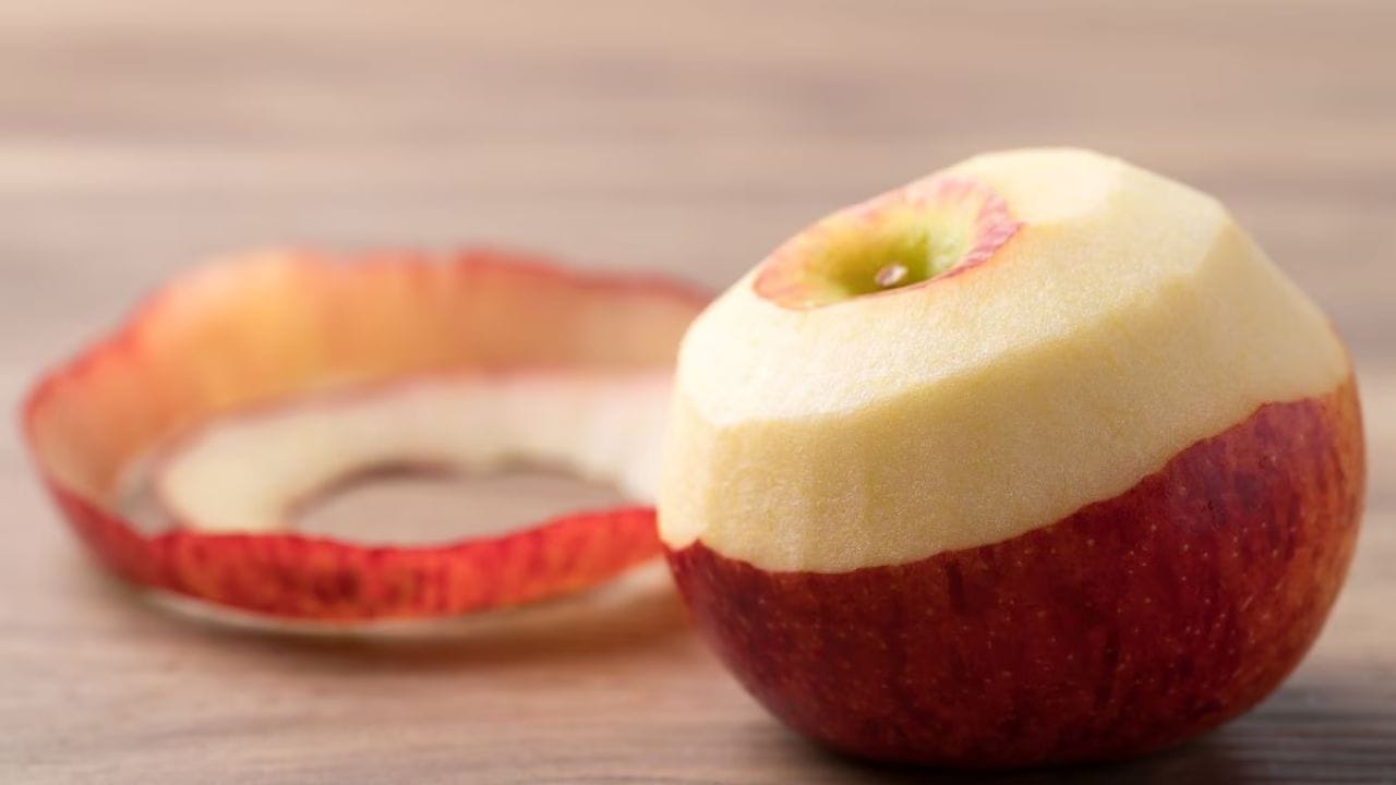 యాంటీఆక్సిడెంట్లు, విటమిన్ ఎ, సి, పాలీఫెనాల్స్ ఆపిల్ తొక్కలో పుష్కలంగా కనిపిస్తాయి. ఇవి ఫ్రీ రాడికల్స్ వల్ల కలిగే నష్టాన్ని తగ్గిస్తాయి. చర్మ వృద్ధాప్య ప్రక్రియను నెమ్మదిస్తాయి. క్రమం తప్పకుండా వాడుతూ ఉంటే, చర్మం మరింత తాజాగా, మృదువుగా, ప్రకాశవంతంగా మారుతుంది. 