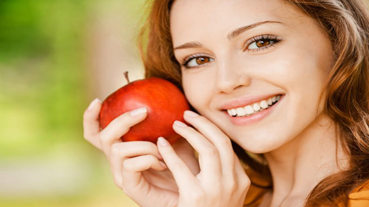 అందమైన, మెరిసే చర్మాన్ని పొందడానికి ప్రజలు ఖరీదైన బ్యూటీ ఉత్పత్తులు, పార్లర్ చికిత్సలను ఆశ్రయిస్తారు. కానీ, నిజమైన మెరుపు మీ వంటగదిలోనే ఉంటుంది. ఆపిల్ తిన్న తర్వాత, దాని తొక్కను కొందరు పారవేస్తారు. కానీ, ఈ తొక్క చర్మానికి బ్యూటీ టానిక్ కంటే అద్భుతంగా పనిచేస్తుందని తెలిస్తే ఆశ్చర్యపోవాల్సిందే. 