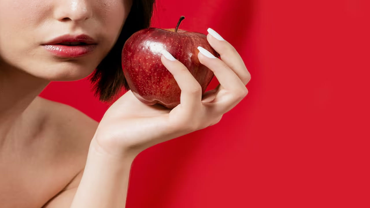 ఈ హోం రెమెడీ అన్ని చర్మ రకాల వారికి, జిడ్డుగల, పొడి, సాధారణ చర్మాలకు ప్రయోజనకరంగా ఉంటుంది. నిస్తేజంగా, అలసిపోయిన లేదా టాన్ అయిన చర్మం ఉన్నవారు ఈ రెమెడీ నుండి ముఖ్యంగా ప్రయోజనం పొందవచ్చు. ఆపిల్ తొక్క చవకైన, సురక్షితమైన, ప్రభావవంతమైన గృహ నివారణ. క్రమం తప్పకుండా ఉపయోగించడం వల్ల సహజమైన మెరుపును పునరుద్ధరించడానికి, ఆరోగ్యకరమైన చర్మాన్ని నిర్వహించడానికి సహాయపడుతుంది.