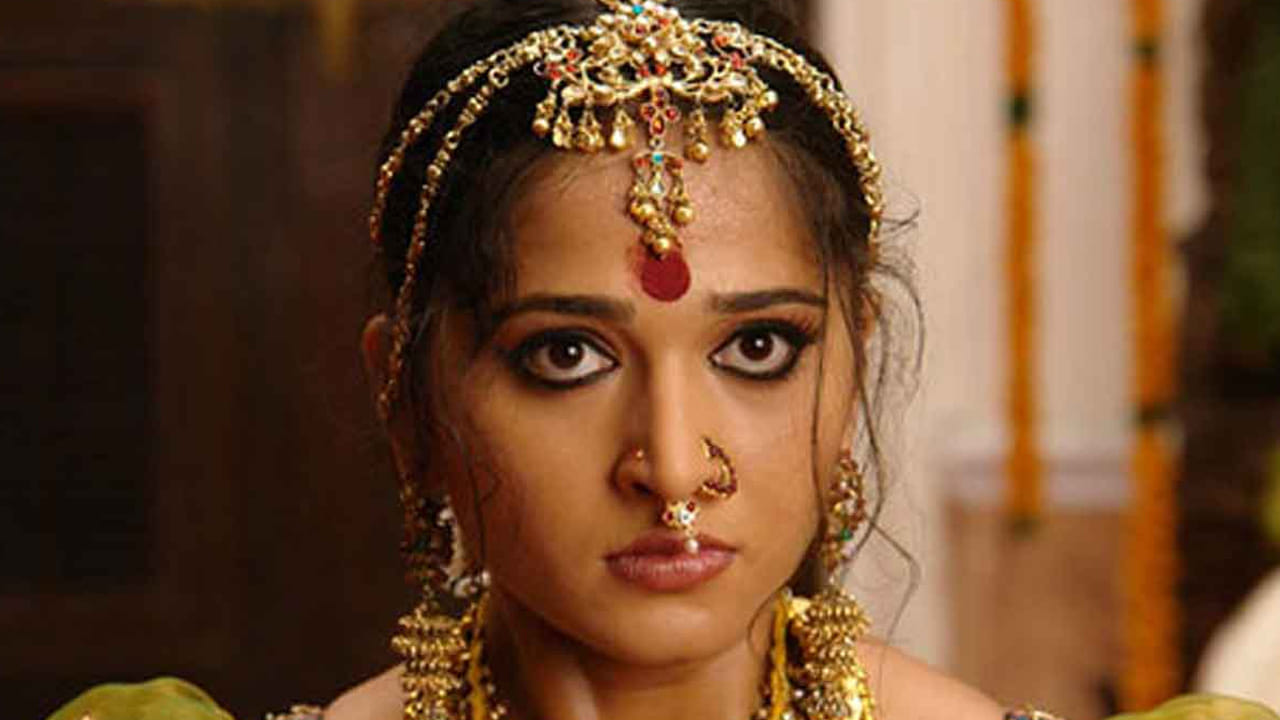 చిత్ర పరిశ్రమలో ఒకరి కోసం కథ ప్రిపేర్ చేస్తే దానిని మరొకరు చేయడం కామన్. చాలా మంది స్టార్స్ రిజక్ట్ చేసిన సినిమాలు బ్లాక్ బస్టర్ హిట్ అయిన సందర్భాలు ఉన్నాయి. అయితే అలాగే ఒక నటి వద్దకు వెళ్లిన అరుంధతి సినిమాను ఆ బ్యూటీ రిజక్ట్ చేయడంతో అనుష్కకు అదృష్టం కలిసి వచ్చింది. ఈ మూవీతో ఈ బ్యూటీ ఓవర్ నైట్ స్టార్ హీరోయిన్ గా మారడమే కాకుండా, రికార్డ్స్ క్రియేట్ చేసింది.