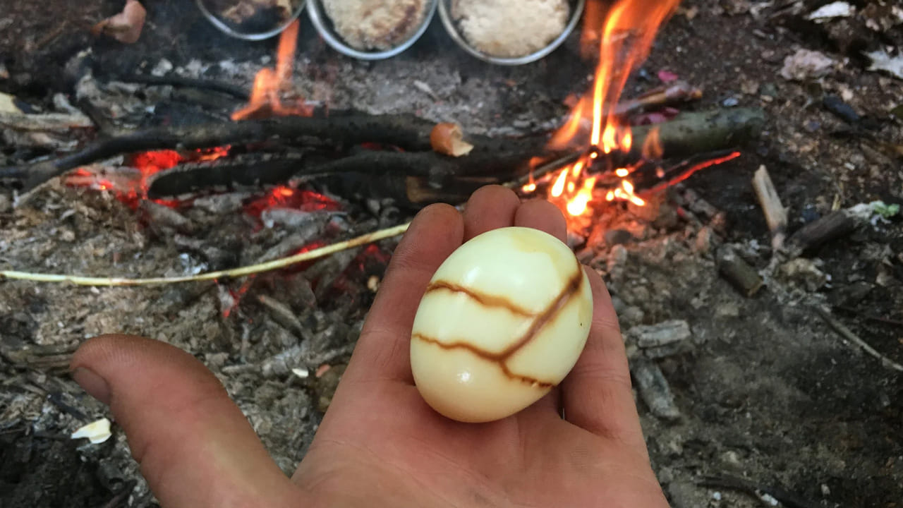 
ముందుగా కోడి గుడ్లను తీసుకుని నిప్పులపై 15 నిమిషాల పాటు అలాగే ఉంచండి. తెల్లగా ఉన్న పెంకులు నల్లబడిన తర్వాత వాటిని ఒక ప్లేట్ లోకి తీసుకోండి. 
