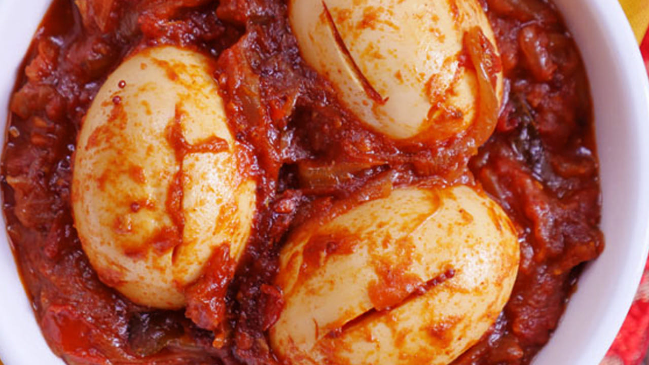 నిప్పుల్లో బాగా కాలిన గుడ్డును తీసుకుని, వాటి పెంకులను బ్రేక్ చేసి గుడ్డును బయటకు తీయండి. ఇంకా రుచిగా చేసుకోవాలనుకుంటే  టమాటాలు, ఉల్లిపాయలు వేసుకుని కూర లాగా చేసుకుని తింటే టేస్టీ గా ఉంటుంది.  