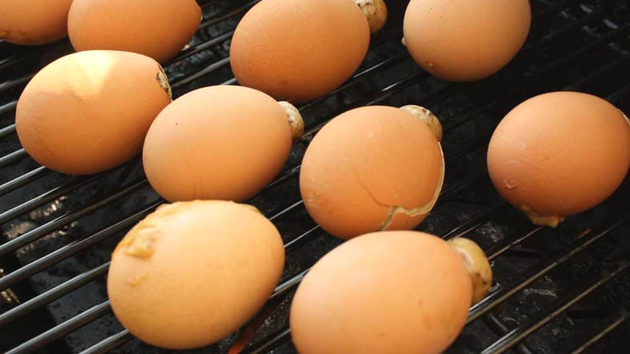 కాలిన గుడ్లను తీసుకుని కోడిగుడ్లు, టమాటా కూర ఎలా వండుకుంటారో అదే రెసిపీని ఫాలో అయ్యి చేసుకుని తినడమే. 